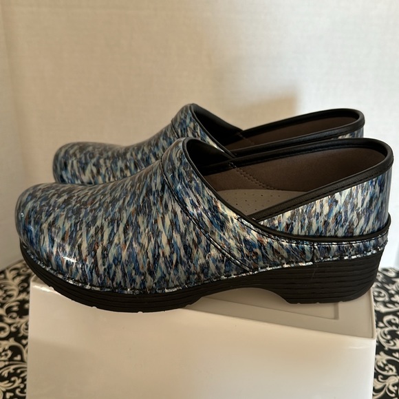 Dansko Shoes - DANSKO LT Pro Patent Leather Blue Wave Light Clog Shoes US 8.5 EUR 40 💙💙 EUC